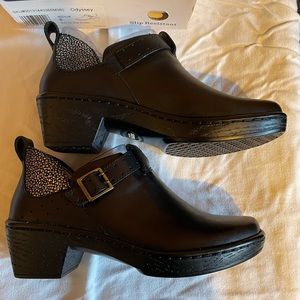 Women’s Klogs black size 8